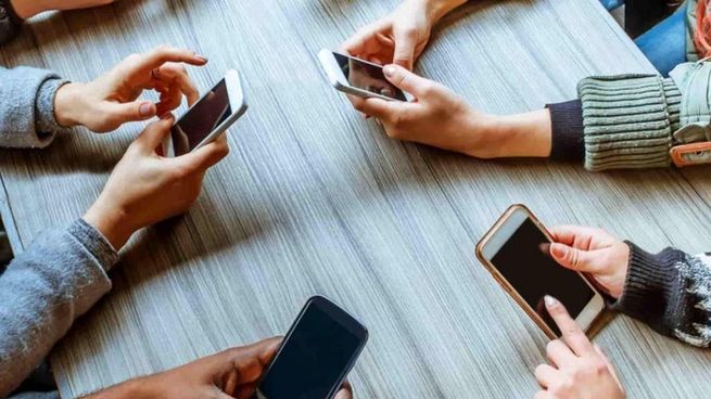 celulares-personas-uso.jpg