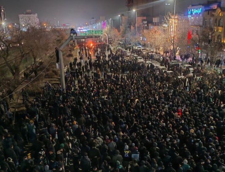 Para aumentar la presión sobre los gobernantes clericales de Irán, Trump amenazó con acciones militares. Para aumentar la presión sobre los gobernantes clericales de Irán, Trump amenazó con acciones militares.