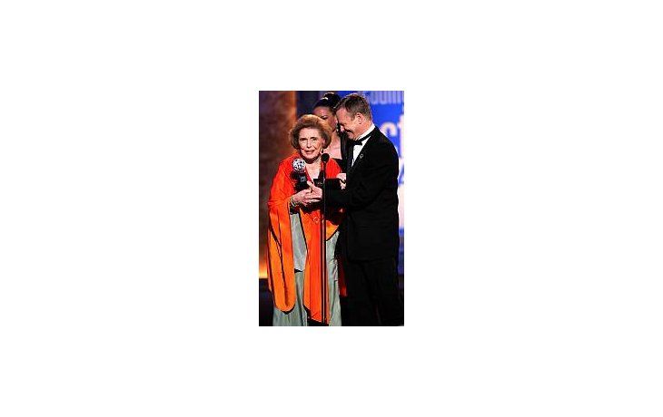Patricia Neal recibe un premio en 2006