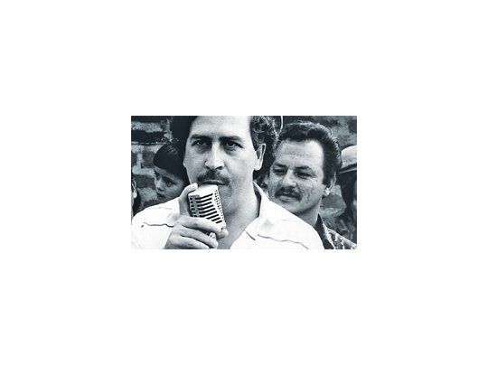 Pablo Escobar utilizó parte de la enorme fortuna que amasó con el negocio de las drogas para hacer obras en los suburbios pobres de Medellín a los que el Estado no llegaba. Eso lo hizo amado por muchos, devoción que aún persiste en algunos sectores sociales.