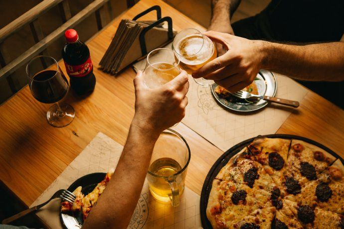 TACU instaló pantallas en todos sus sectores —salón, patio climatizado y área de bowling— para que cada encuentro pueda seguirse desde cualquier rincón del local. TACU instaló pantallas en todos sus sectores —salón, patio climatizado y área de bowling— para que cada encuentro pueda seguirse desde cualquier rincón del local.
