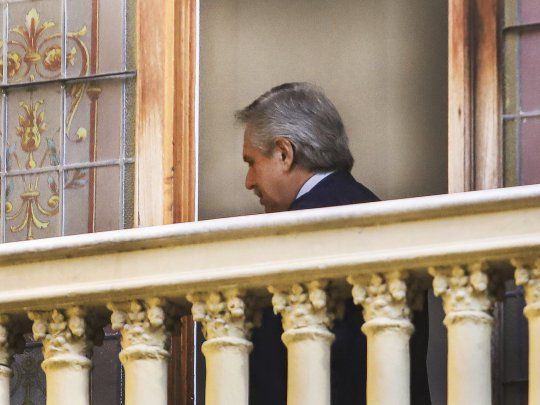 El presidente Alberto Fernandez saliendo de la reunion interministerial donde se analizó la situacion del coronavirus en Argentina.
