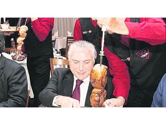 CONTENCIÓN. Tras una reunión en el Palacio del Planalto, el presidente Michel Temer llevó ayer a los embajadores de los principales países importadores de carne brasileña a cenar a una “churrascaria” (parrilla) en Brasilia.