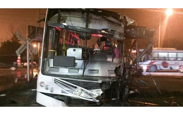Tragedia. Así quedó el colectivo de la línea 503 después de ser embestido por una formación del ferrocarril Sarmiento en Mariano Acosta.