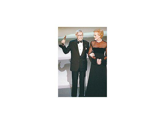 ErnestLehman en2001,cuandorecibió demanos deJulieAndrews elOscar a latrayectoria,la primeravez en lahistoria quela Academiaconcedióesadistinción aun guionista.
