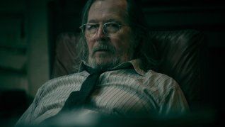 Gary Oldman vuelve como Jackson Lamb. Gary Oldman vuelve como Jackson Lamb.