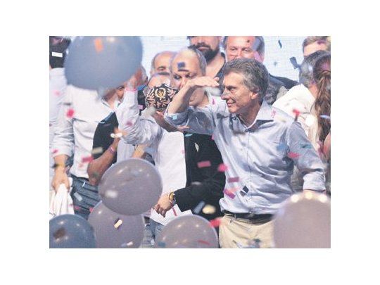 Mauricio Macri festejó anoche el triunfo en el complejo Costa Salguero que desbordó de asistentes junto a funcionarios y dirigentes de la alianza Cambiemos que venció anoche al Frente para la Victoria.