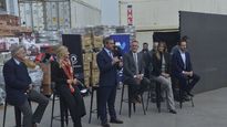 Autoridades en el acto de entrega de las mercaderías a los municipios de la provincia de Buenos Aires.