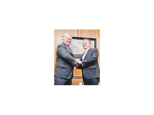 Jorge Stuart Milne (Banco Patagonia) y Ademir Bendine (Banco do Brasil) celebran el cierre del acuerdo.