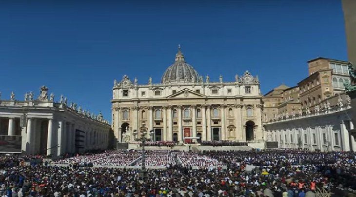 A crowd came to say goodbye to Francisco. A crowd came to say goodbye to Francisco.