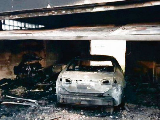 Impacto. El fuego dejó severos daños en el Toyota Corolla y en el garage de Hein, que dormía a metros del lugar, junto a su esposa e hijas.