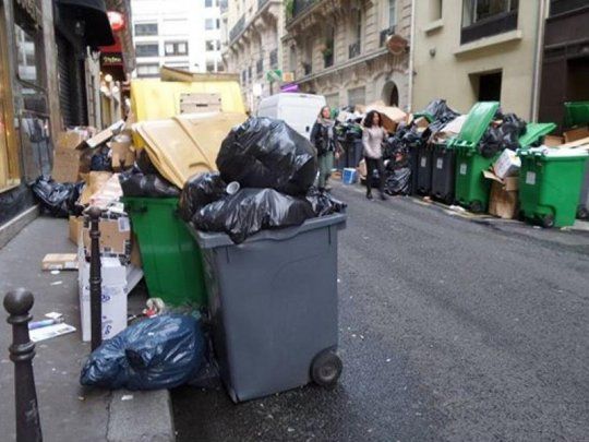 Toneladas de residuos llenan las calles parisinas.