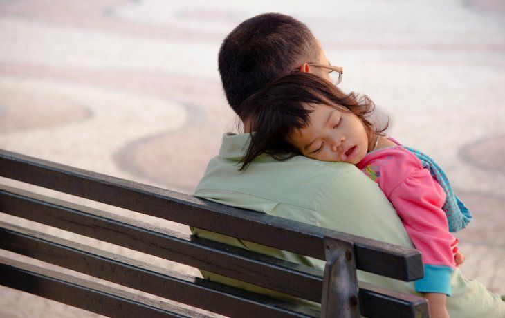 El colecho, es decir, la práctica de que el bebé duerma en la misma cama que los padres, se asocia también a una mayor frecuencia de trastornos del sueño.