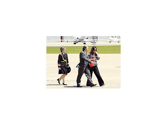 Cristina deKirchner viajóayer a ElSalvadorpara estar enla cumbreIberoamericana.Participóanoche deuna cena conel resto delos jefes deEstado y hoyse encuentracon José LuisRodríguezZapatero.