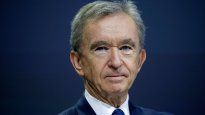 Bernard Arnault, de LVMH, lidera el ranking de empresarios millonarios centrados en negocios convencionales.