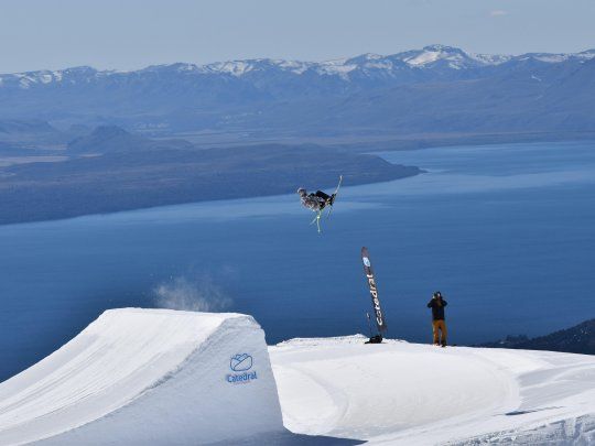 Cristobal Tobal, de 15 años, vuela en su especialidad: las rampas de Bariloche. Compite en Slopestyle pero ahora debe conformarse con el freeride.