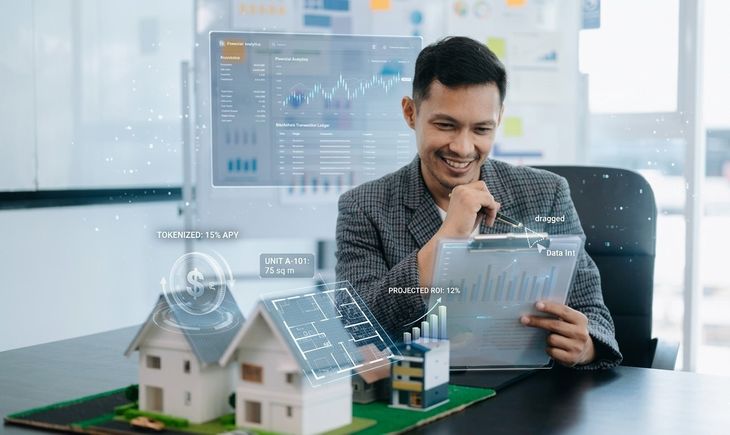 Un inversor analiza en una plataforma digital las opciones para invertir en proyectos inmobiliarios mediante tokens Un inversor analiza en una plataforma digital las opciones para invertir en proyectos inmobiliarios mediante tokens