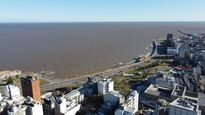 Vista aérea de la Rambla Sur de Montevideo, con el Río de la Plata y los barrios Parque Rodó, Palermo y Centro, zona de alto interés inmobiliario por su ubicación estratégica y valor residencial