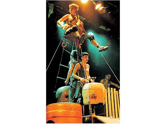 «La nave», nuevo espectáculo del notable grupo de percusióncon elementos no convencionales El Choque Urbano, sigue unapequeña línea argumental para que el interés del público nodecaiga.