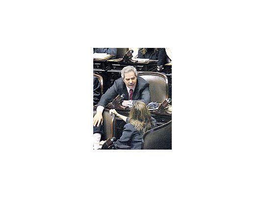 Felipe Solá votó a favor de la Ley de Presupuesto del oficialismo, pero rechazó el artículo que contempla superpoderes para el jefe de Gabinete.