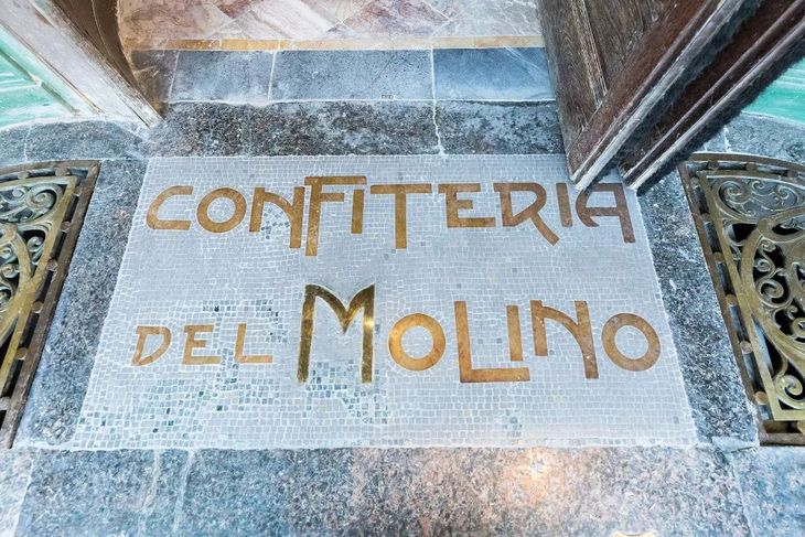 El Molino ya tiene de nuevo en su acceso teselas de mármol y letras en  bronce
