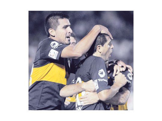 Juan Román Riquelme festeja con Lucas Viatri. Boca ganó sus dos partidos de visitante y perdió los dos que jugó  en la Bombonera. Suma seis puntos, uno menos que Nacional y dos más que Toluca, en un grupo abierto.