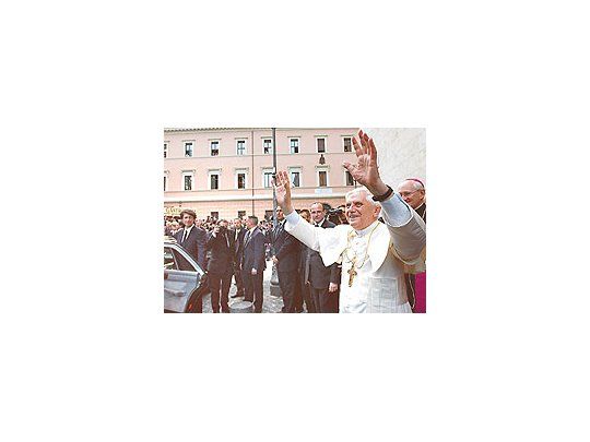 Benedicto XVI ayer, al tomar de nuevo contacto directo con los fieles en el Vaticano. Romaespera 500.000 personas para su coronación.