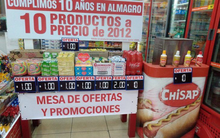 Todo por $1, $2 y $10: su kiosco cumplió 10 años y lo festejó vendiendo a precios de 2012