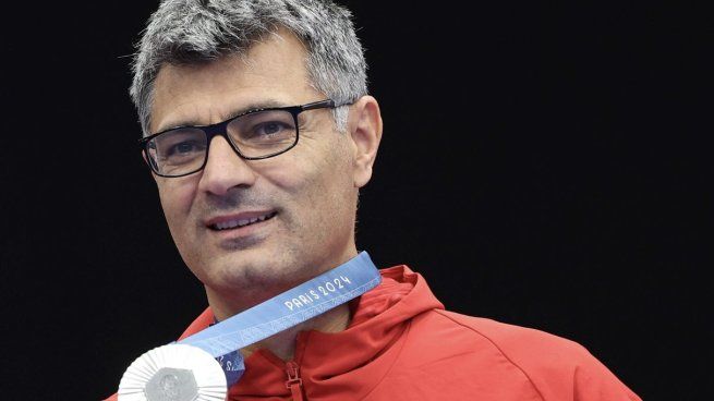 Plata y mucho más. Yusuf Dikec se subió al podio de una manera poco convencional. 
