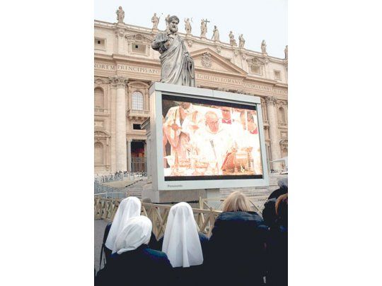 Los fieles católicos siguen con atención cada pronunciamiento del nuevo papa argentino. Un grupo de monjas observaron ayer su primera misa en una pantalla gigante ubicada en la plaza de San Pedro.