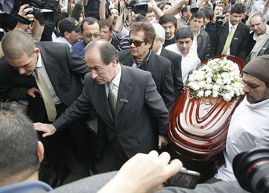 Matus, hijo de Mercedes Sosa, traslada junto a otros familiares y amigos el féretro con los restos de la cantante en el cementerio de Chacarita.