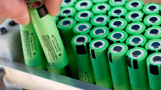 Crean baterias de litio para cargar un auto eléctrico.
