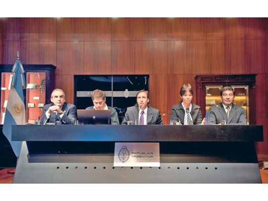Con la renuncia de Moreno, de los Cinco Fantásticos del equipo económico, desde ayer quedan dos:  Cristina sólo preserva a Axel Kicillof y a Ricardo Echegaray, titular de la AFIP.