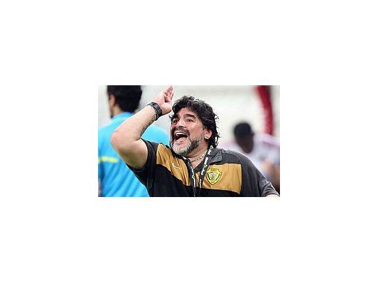 Maradona cree que los árbitros están perjudicando a su equipo.