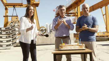 Festejo. María E. Vidal. Mauricio Macri y Horacio Rodríguez Larreta, en recorrida por obras del sistema Riachuelo y festejando cumpleaños, el viernes. Compartirán gran parte de la campaña hacia las elecciones conjuntas.