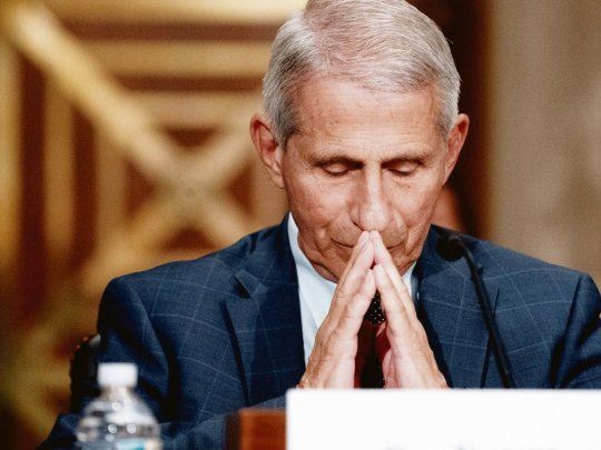 ROSTRO VISIBLE. Anthony Fauci, eminente infectólogo y asesor de la Casa Blanca, pelea por incrementar el número de vacunados en EE.UU., motor de la economía mundial, para limitar el impacto de la variante delta.
