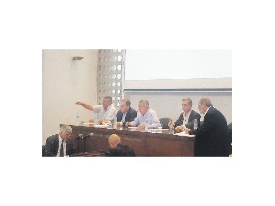 El comienzo de la reunión de Comité Ejecutivo. Luis Segura habla y a su derecha están “Chiqui” Tapia y Miguel Silva, mientras que a la izquierda están Eduardo Spinosa y el jefe de prensa, Raúl Steinberg.