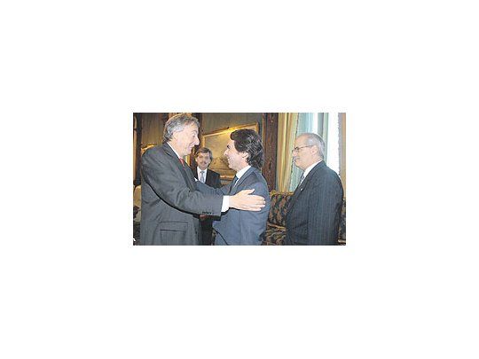 Néstor Kirchner lo dejó al ex premier español José María Aznar con la idea de que puededejar la presidencia y no correr por una reelección. Fue en la recepción que le hizo en gobiernojunto a Alberto Fernández y Jorge Taiana. Igual ayer jugueteó el Presidente con «pingüina» o «pingüino».