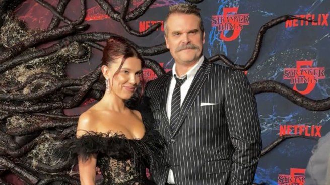 Millie Bobby Brown y David Harbour en el estreno de la última temporada de la serie.
