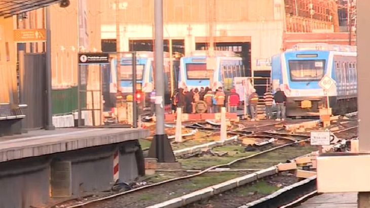 Trabajadores jerárquicos bloquean las vías. Trabajadores jerárquicos bloquean las vías.