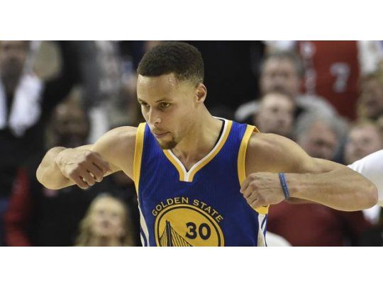 Stephen Curry firmó un contrato de u$s 215 millones para seguir en la NBA junto a los Golden State Warriors.