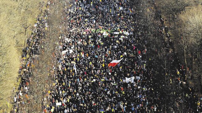 Manifestaciones. Miles de personas en Berlín frente a la Puerta de Brandeburgo en apoyo a Ucrania.