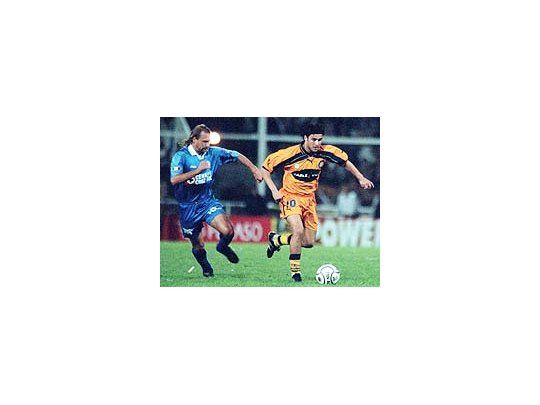 Ezequiel González intenta eludir un rival.