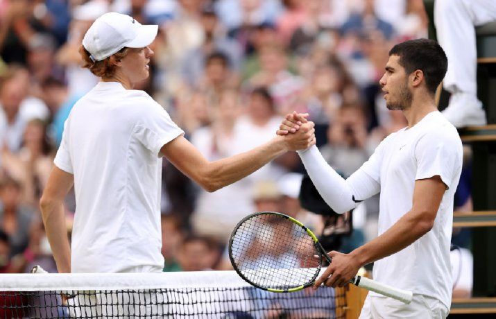 The tennis players Jannik Sinner and Carlos Alcaraz (from left to right). The tennis players Jannik Sinner and Carlos Alcaraz (from left to right).