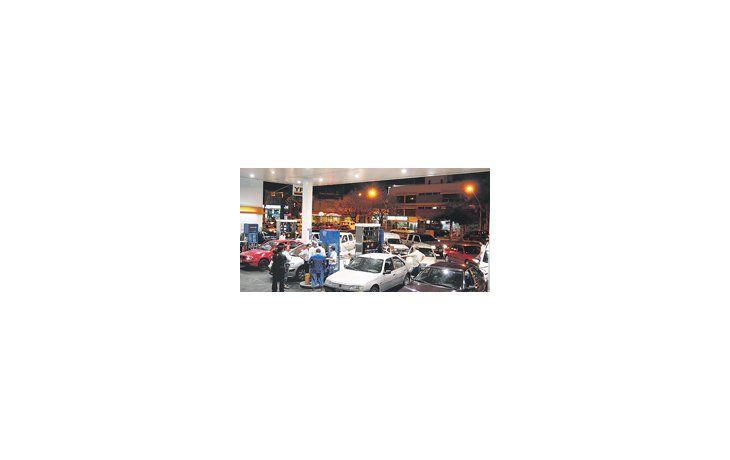 Largas filas aún el fin de semana en muchas estaciones de servicio. En varias ciudades se percibió cierto alivio por el aumento de stock.