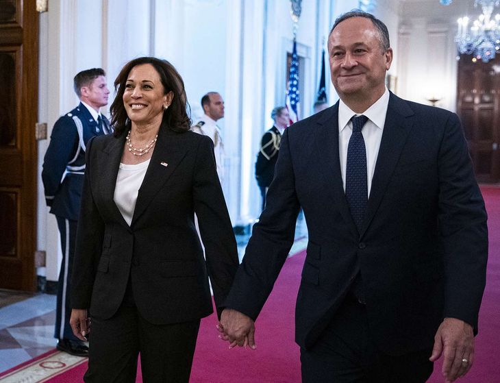 Por su pasado como una fiscal “de mano dura”, su origen socio-racial y su matrimonio con el millonario blanco Doug Emhoff , Kamala Harris no es percibida como una de “los propios” por el electorado afroamericano” de los EEUU. Su posición frente a la guerras entre Israel y Hamas, a pesar de estar casada con un judío, siembra dudas entre la colectividad norteamericana.