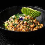 La selección en SushiClub incluye Salmón Thai, con cubos de salmón flambeados con salsa tailandesa, palta con leche de tigre y arroz avinagrado.