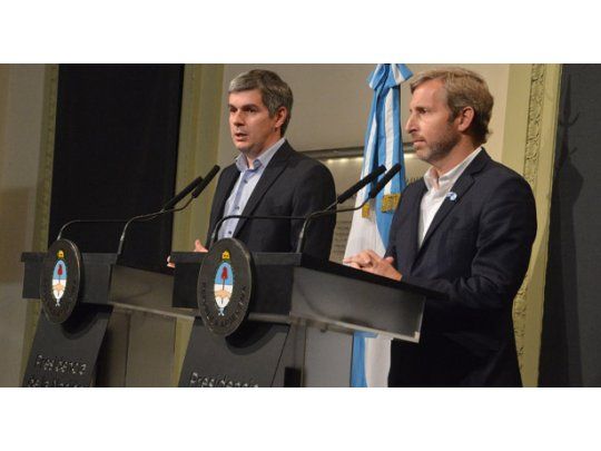 El jefe de Gabinete de la Nación Marcos Peña, junto al ministro del Interior Rogelio Frigerio, en Casa Rosada.
