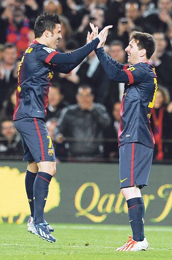 El festejo de los goleadores: Lionel Messi se saluda con David Villa. El rosarino lleva 18 fechas consecutivas marcando en la Liga