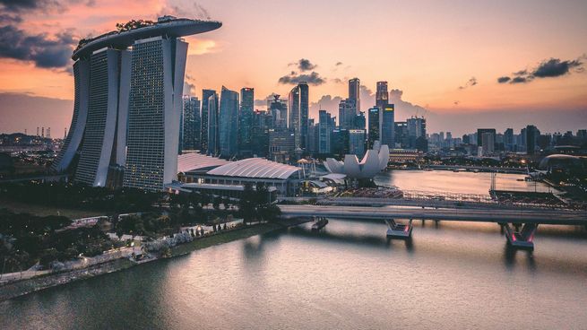 Singapur cuenta con un gran nivel educacional, sanitario y económco.